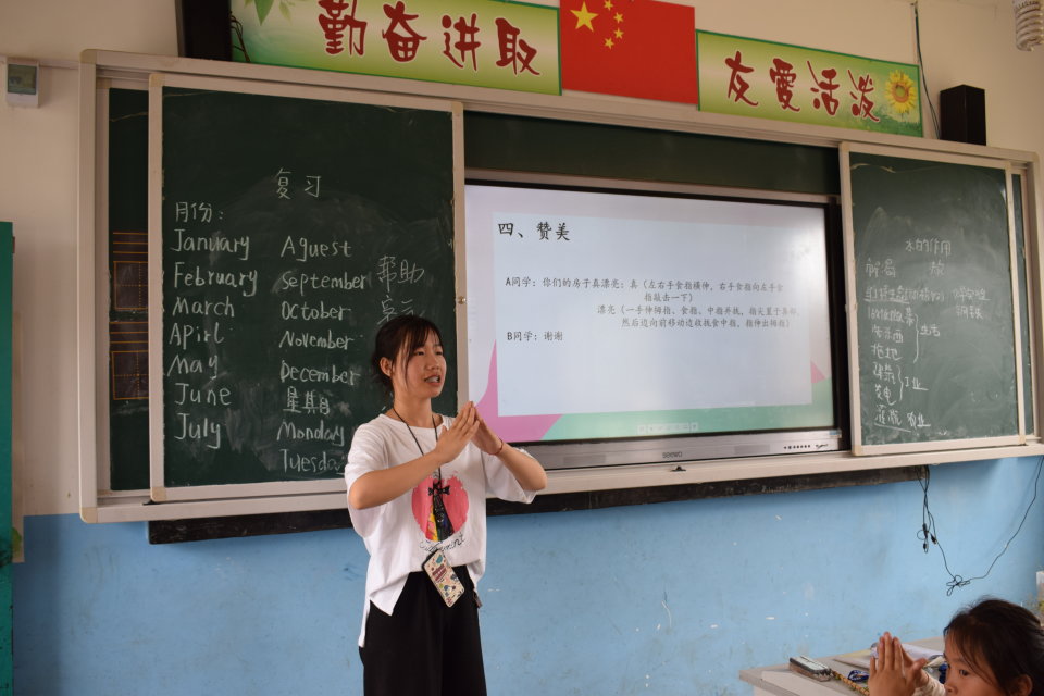 黄雪玲正在教小朋友们手语