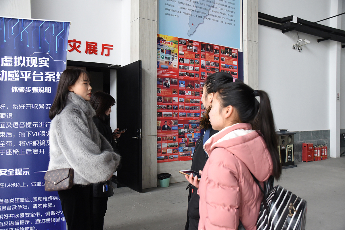 5展厅工作人员接受学生记者采访。王云飞 提供.JPG