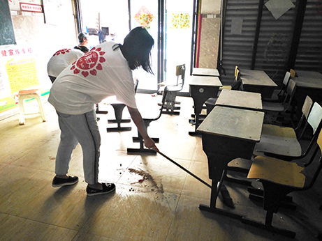 图为志愿者们打扫幼儿园。四川文化网通讯员 胡斯嘉 摄 
