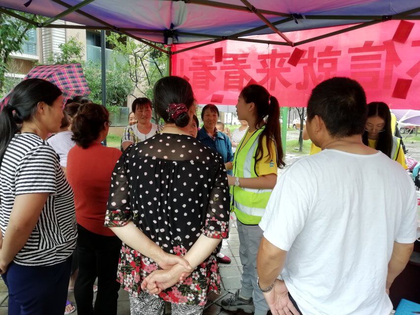 图为实践队员为居民讲解题目。四川文化网通讯员 刘征宇 摄