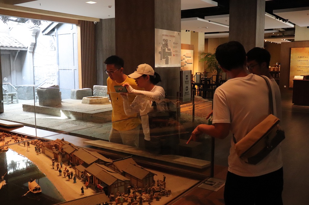 队员参观锦江水井坊博物馆古代生活模型图。宋泓泽摄