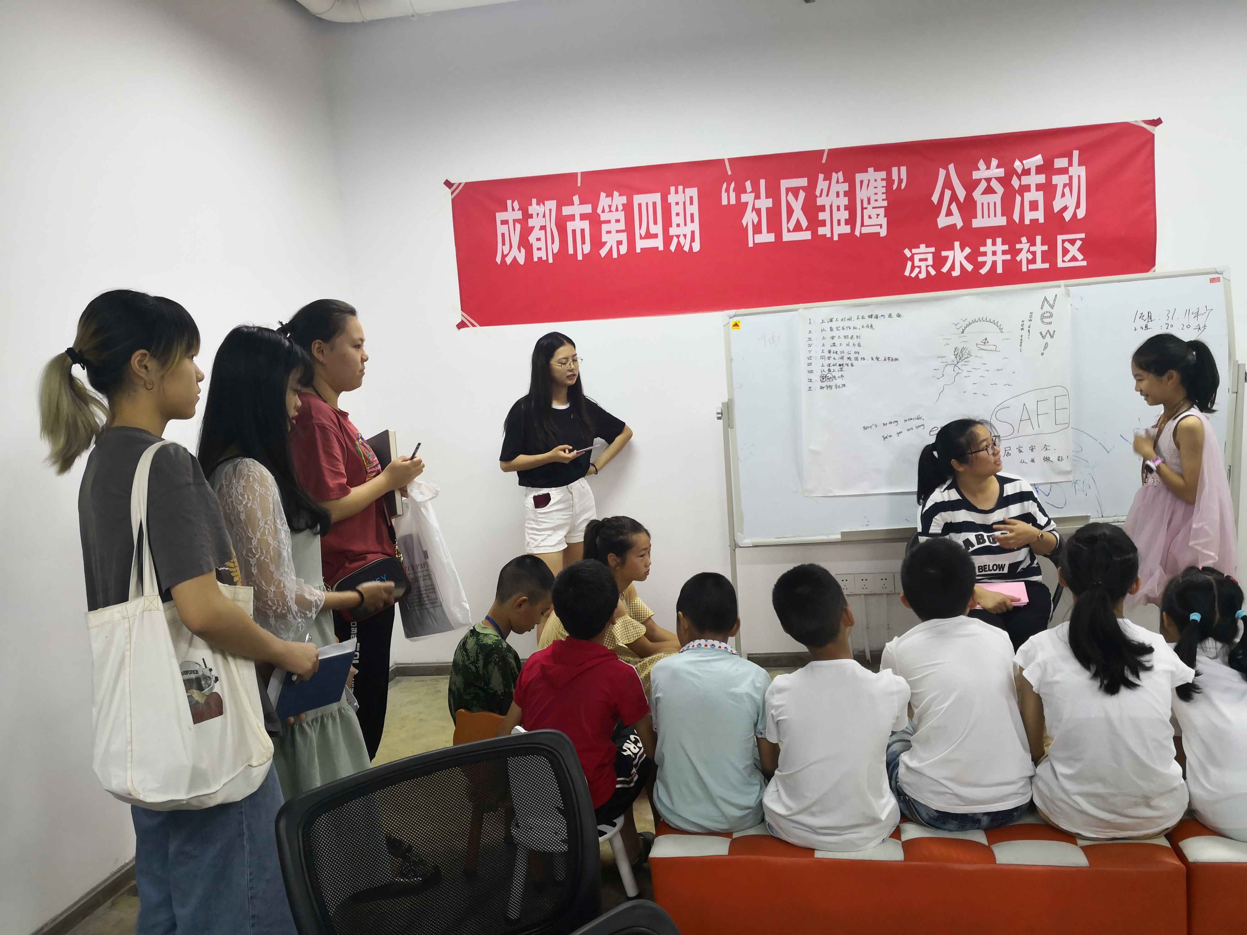 图为志愿者们参加凉水井居委会组织的公益活动 吴悦摄
