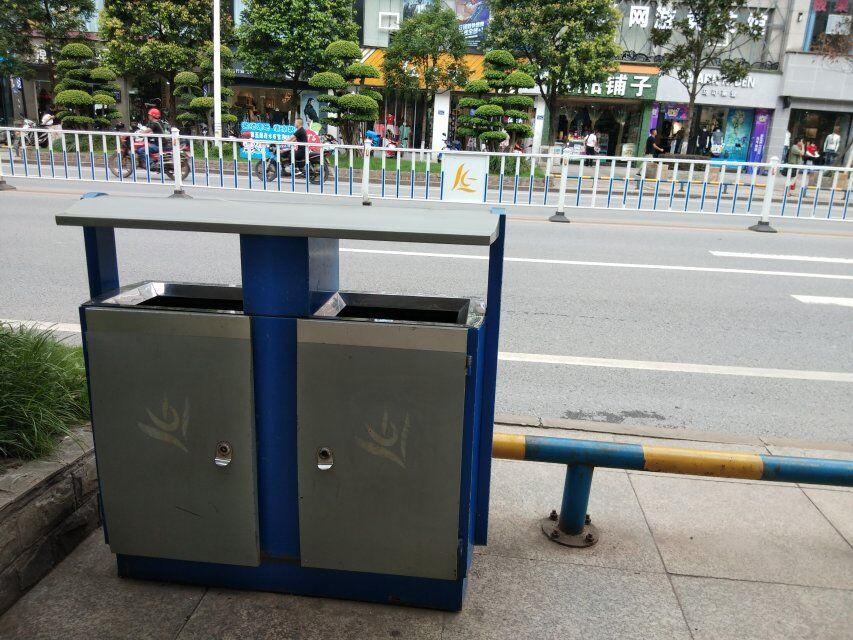 印有金兰花标志的垃圾箱、护栏。 王锐 摄