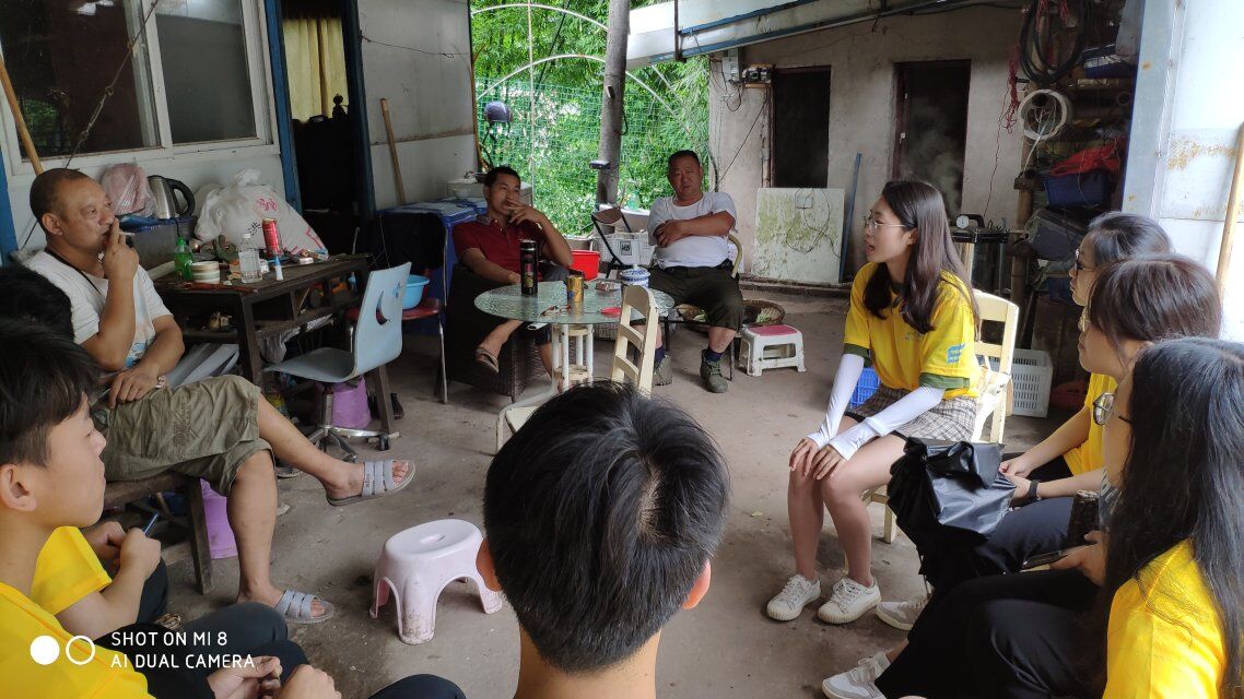 团队成员与几位负责人围坐在一起交谈  樊宇钦 摄