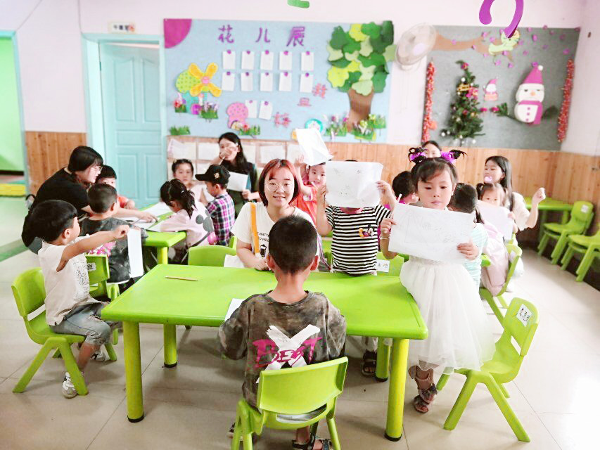 02与孩子们的互动 中国青年网通讯员  韩欣易 摄