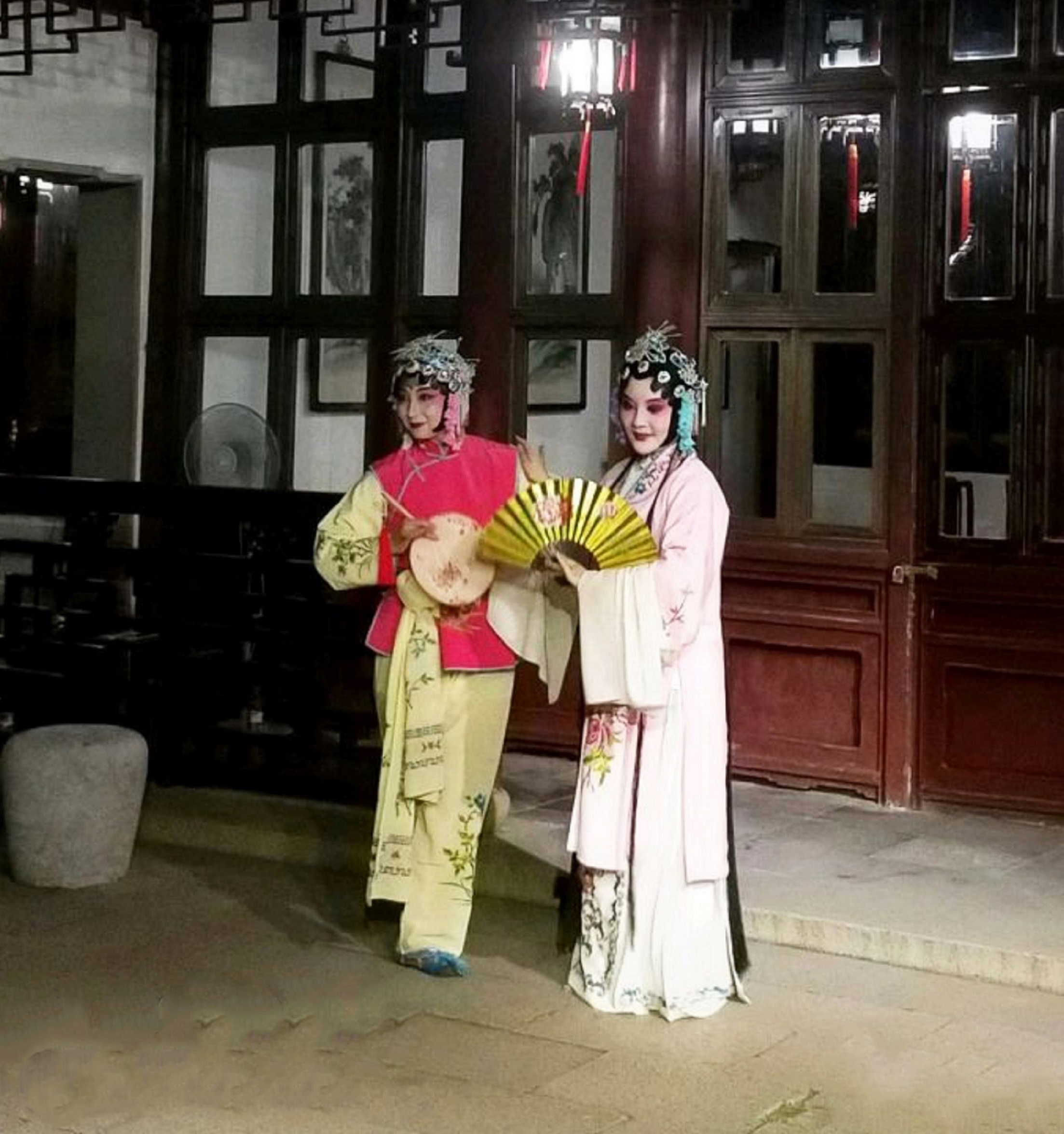 图为两名昆曲表演者在殿春簃表演著名的昆曲《牡丹亭》中的上段游园。中国青年网通讯员 陈管红摄