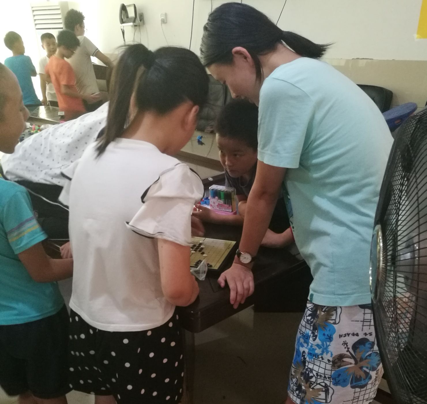 孩子们与志愿者一起下棋 四川文化网通讯员 李景华 供图