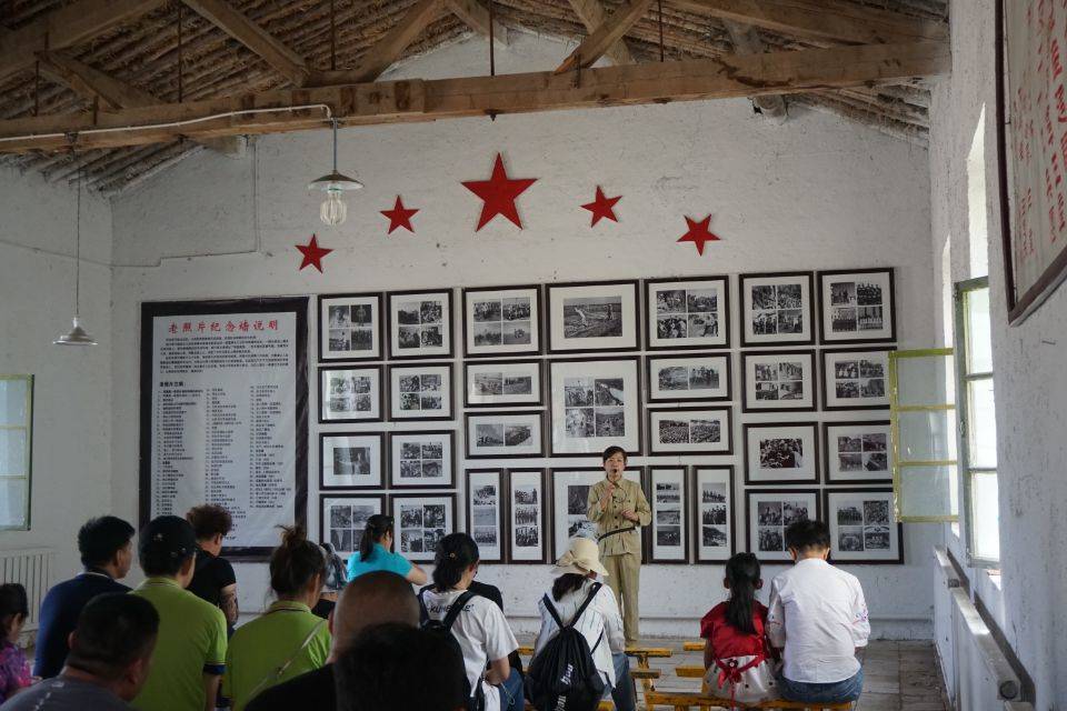 图为讲解员在礼堂为游客以及实践队队员讲述垦荒战士的艰苦创业事迹。