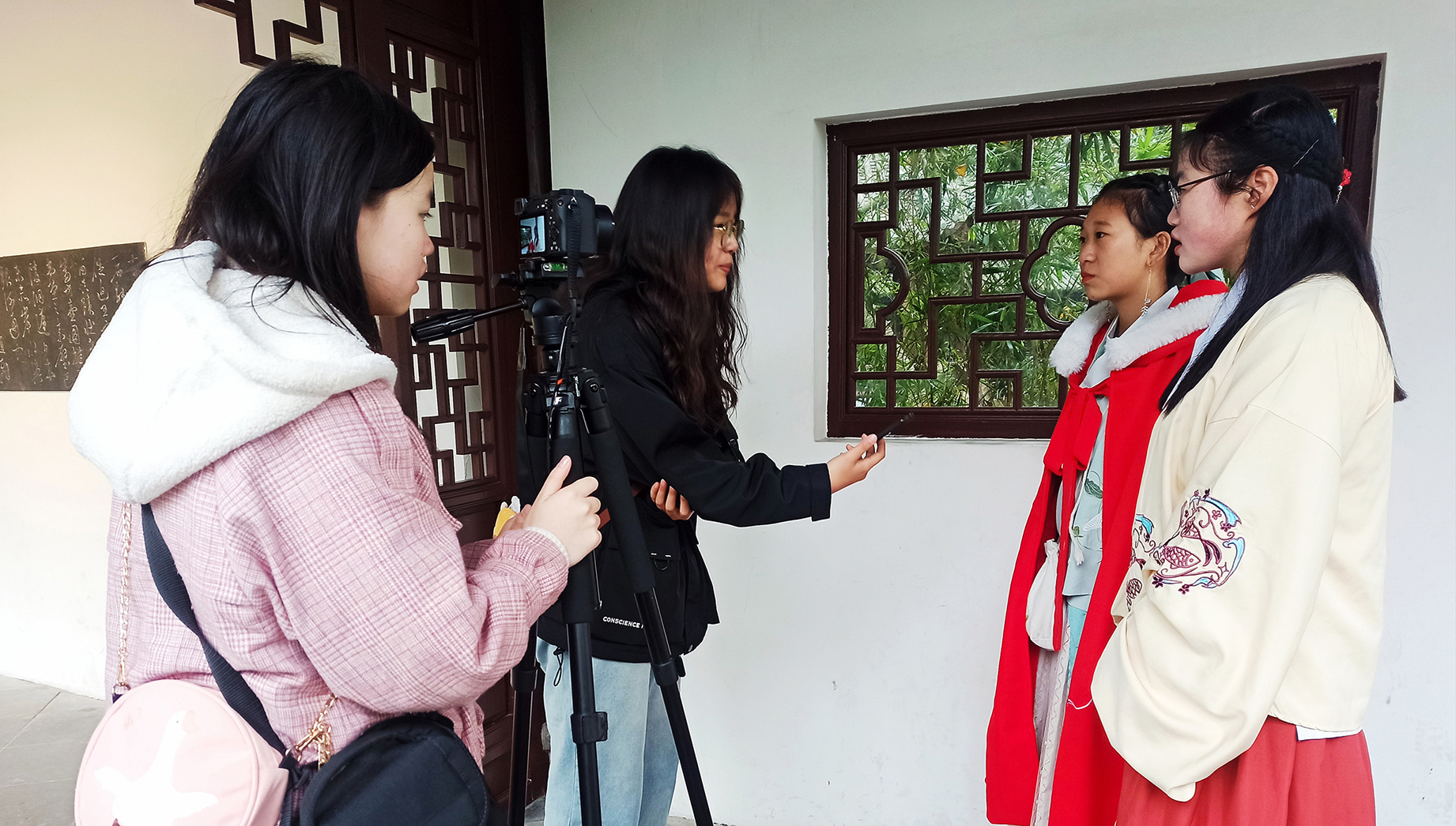 实践队员采访两名穿汉服的游客。四川文化网通讯员 都娅 摄.jpg