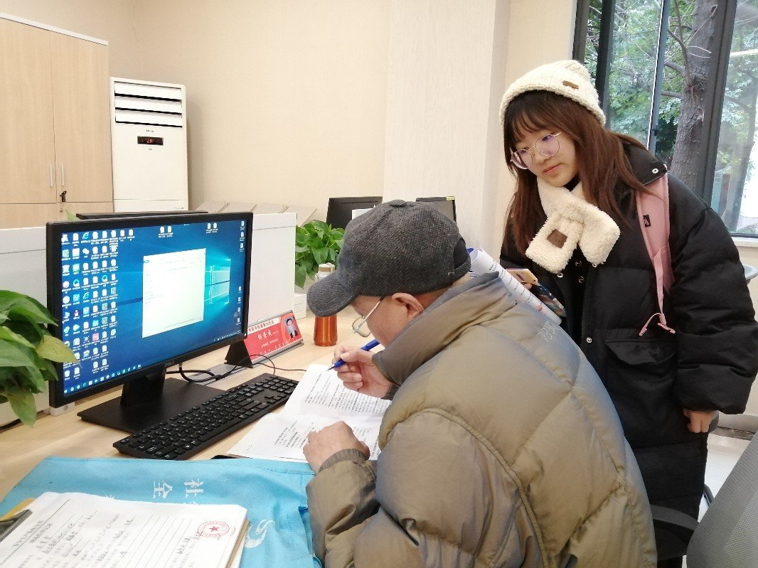 团队成员对新光社区工作者进行采访 通讯员房鸿宇摄.JPG