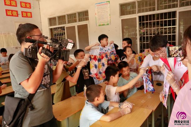 南充电视台正在进行课堂录制。中国青年网通讯员 杨佳龙.jpeg