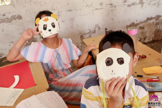 孩子们展示自己制作的熊猫面具。中国青年网通讯员 杨佳龙 (2).jpeg