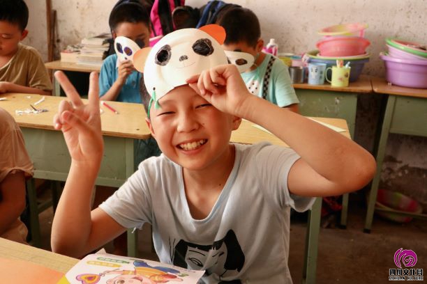 孩子们展示自己制作的熊猫面具。中国青年网通讯员 杨佳龙.jpeg