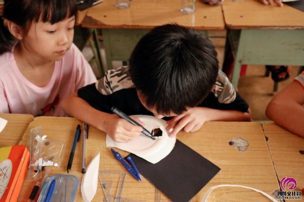 正在制作熊猫面具的孩子们。中国青年网通讯员 杨佳龙.jpeg