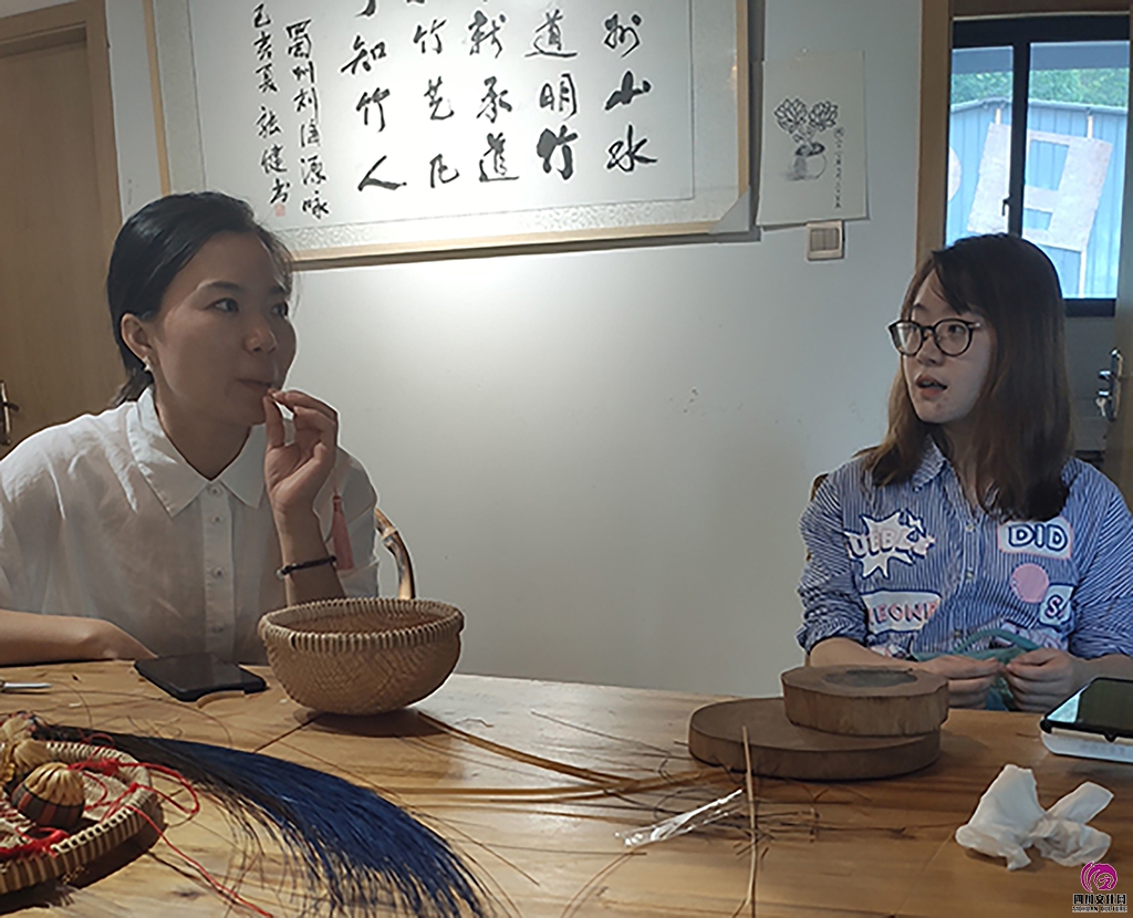 13图为丁春梅女士与团队成员进行访谈交流，她向团队成员们表达了非物质文化遗产传承当.jpg