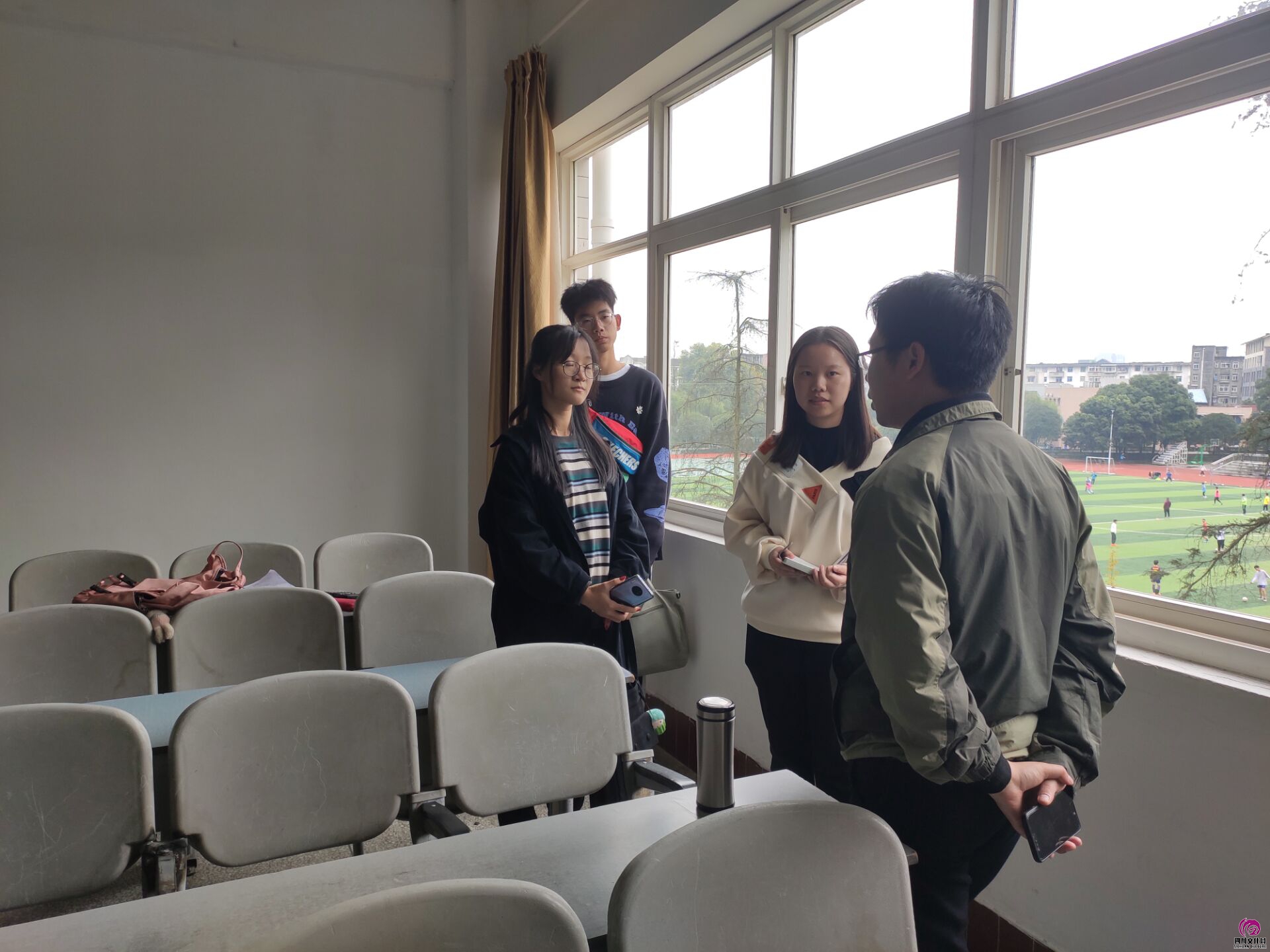 02赵智晶老师（右一）向采访小组成员讲述对于“川农大精神”的感悟。（中国青年网通讯.jpg