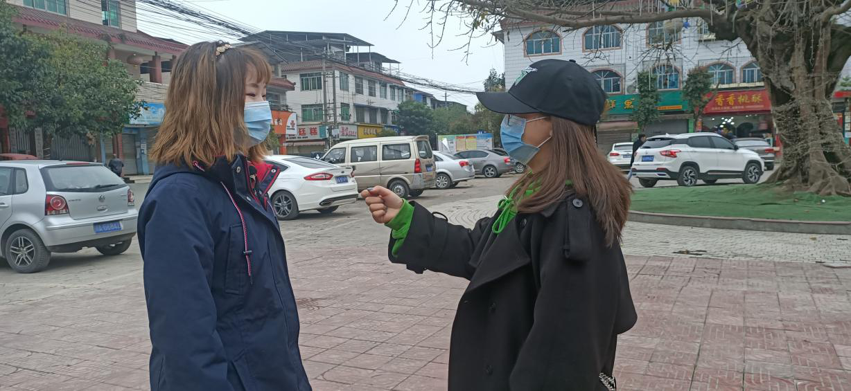 （图为成员在街头采访居住在成都市彭州市的当地居民。通讯员 覃卓佳 摄）