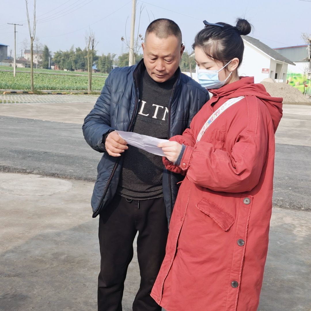 团队成员正在与村民进行访谈 通讯员杨尚巧拍摄