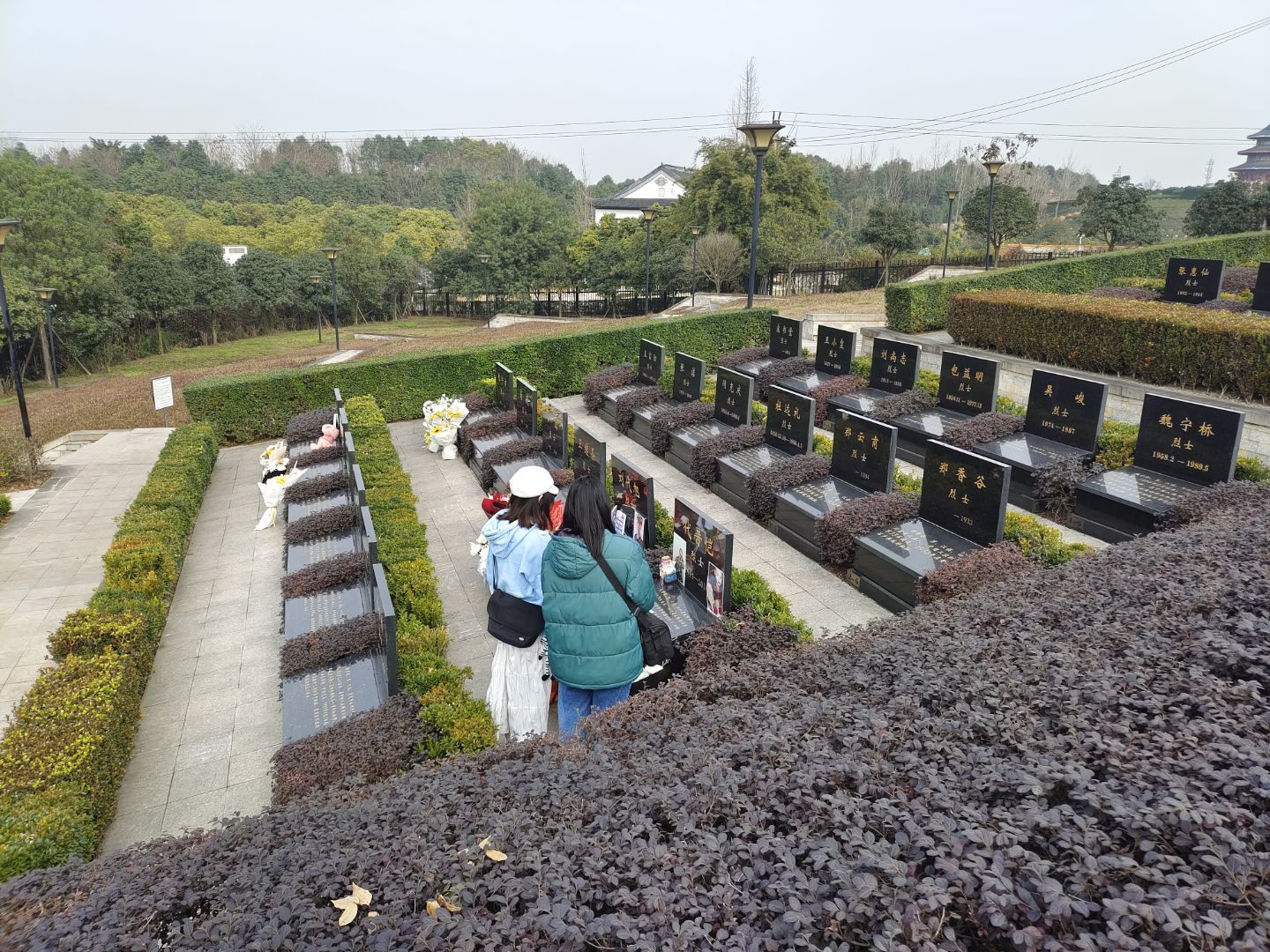 图为同学们在烈士墓前献花&#160;&#160;刘越峰&#160;摄