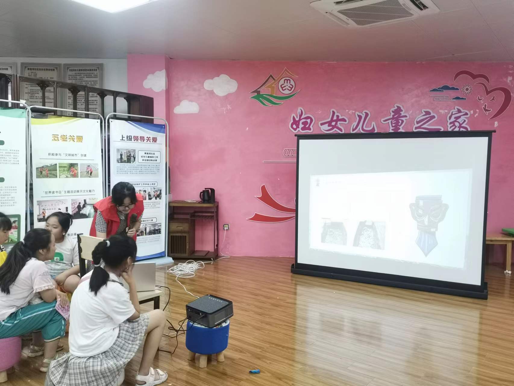 团队成员为小朋友们宣讲三星堆文物背后的故事 中国青年网通讯员 文钧敏 供图.jpg