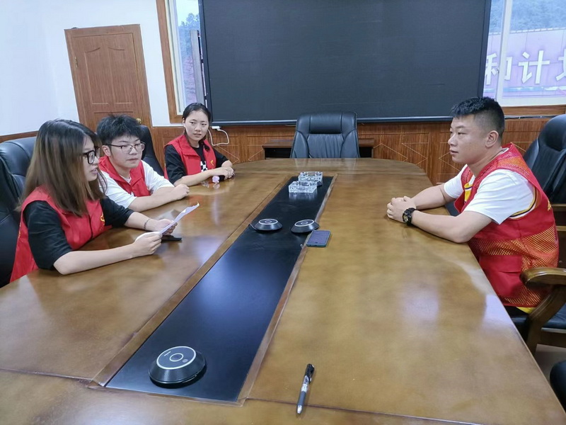 图为志愿者们正在采访当地干部。中国青年通讯员 韩妮 摄