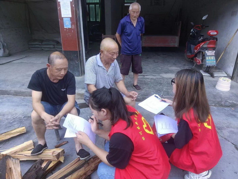 图为志愿者们正在采访当地村民。中国青年通讯员 韩妮 摄