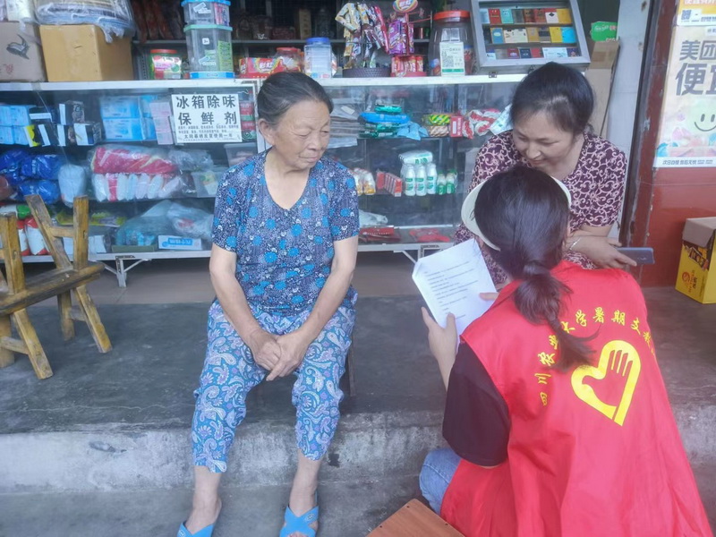 图为志愿者正在采访当地村民。中国青年通讯员 韩妮 摄