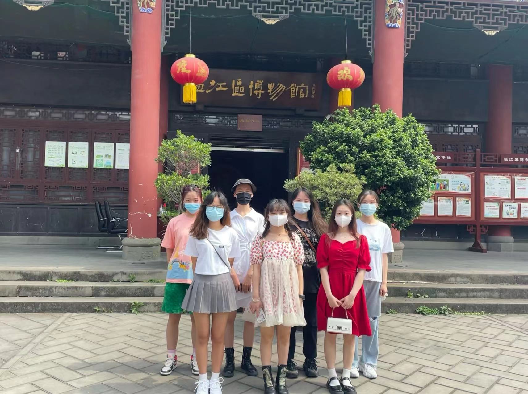 图一 团队成员实地探访温江博物馆