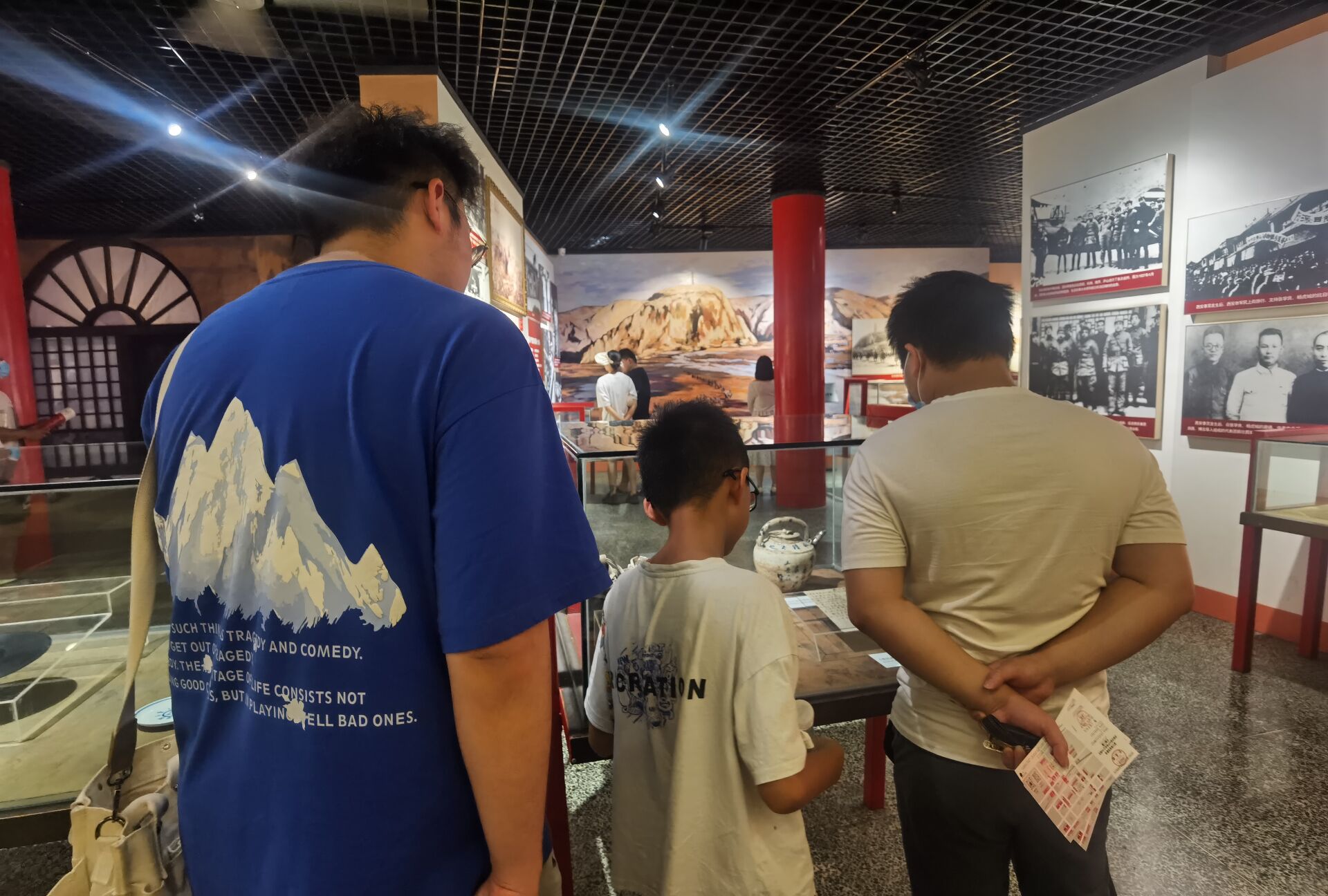图为团队成员在建川博物馆为游客进行历史讲解。陈恩慧 摄