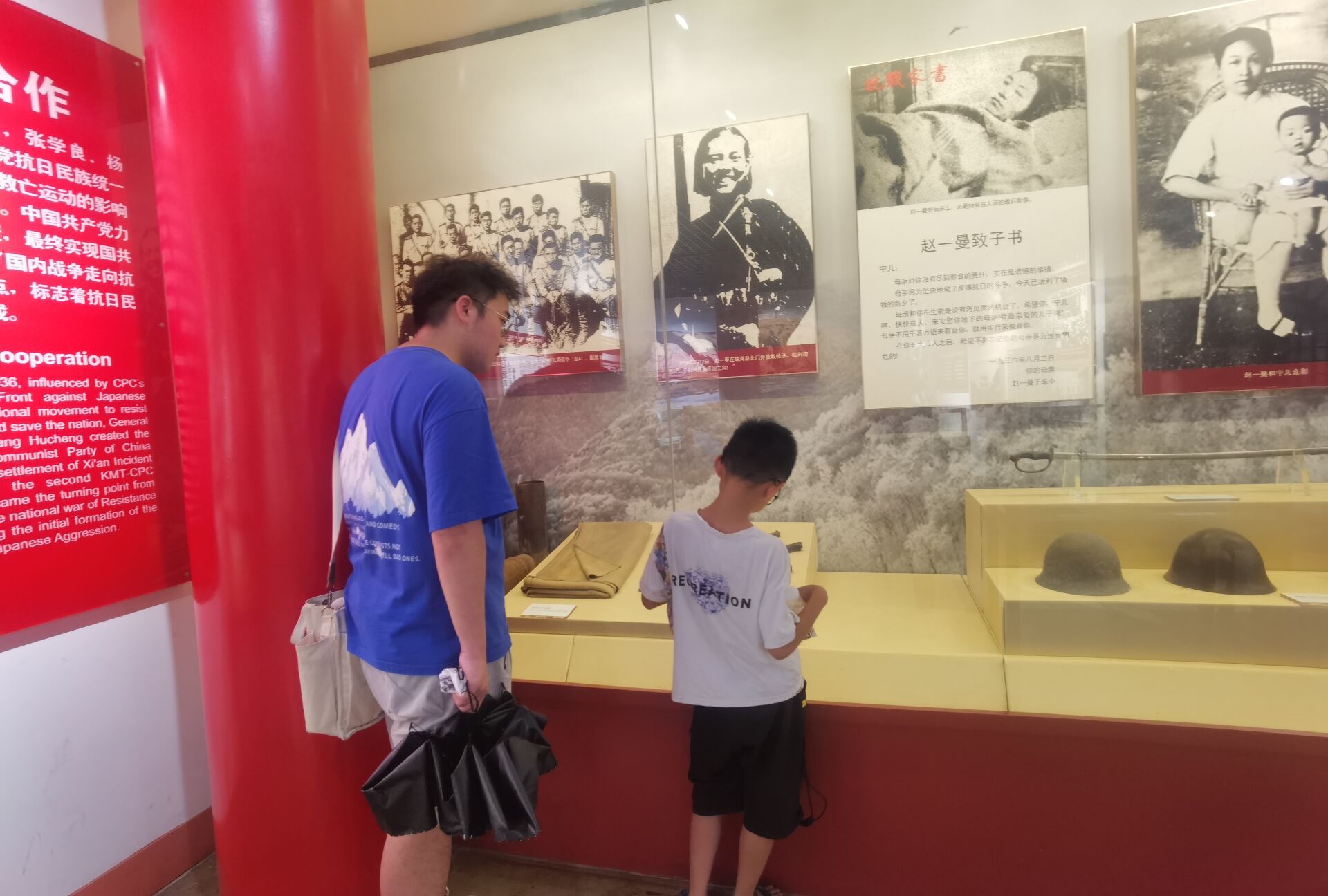 图为团队成员在建川博物馆为游客进行历史讲解。 陈恩慧 摄