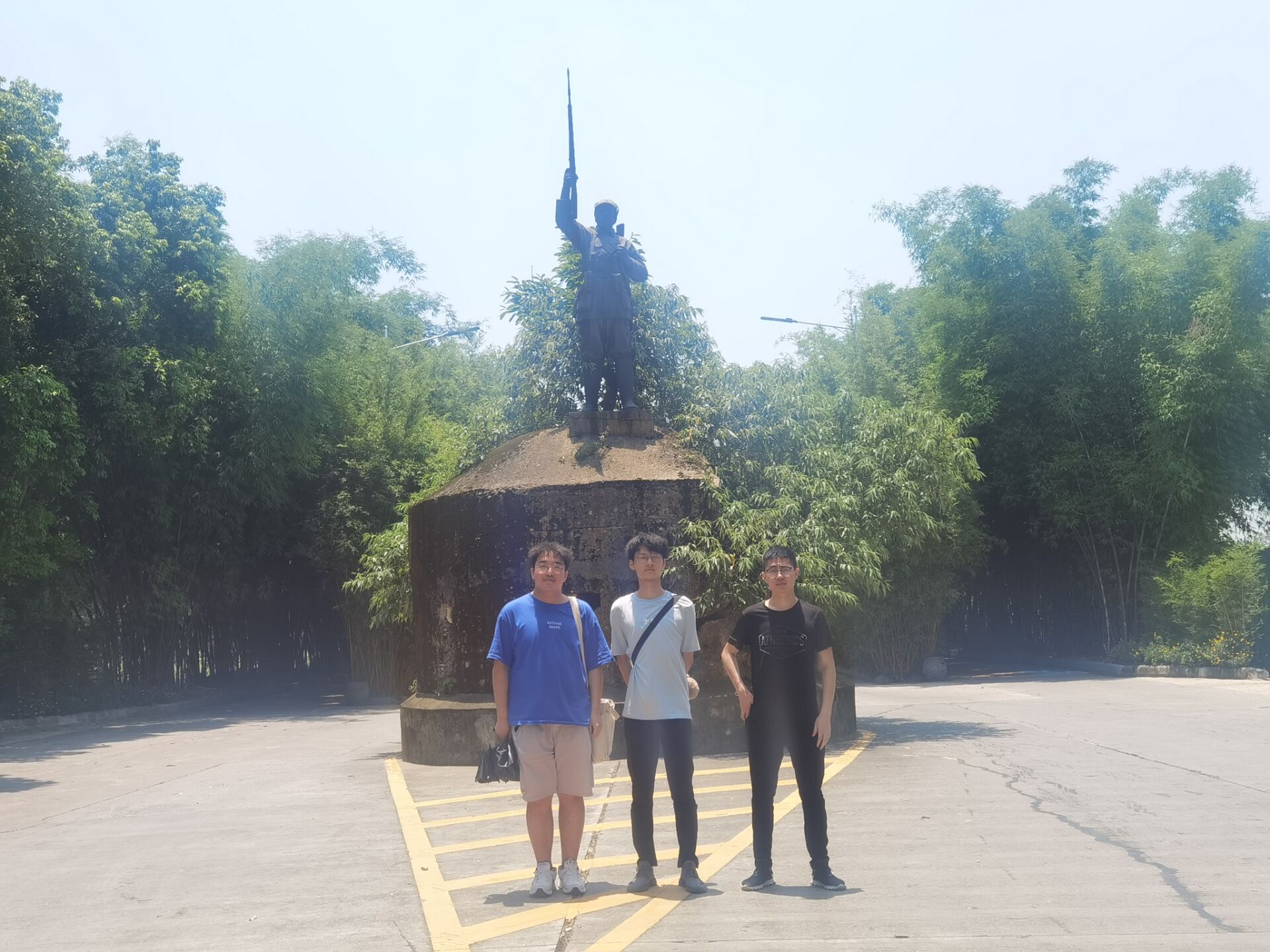 图为青梧团队成员参观建川博物馆大门前塑像 &#160; 陈恩慧摄