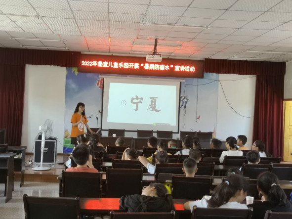 志愿者江蕊为孩子们介绍宁夏的地理环境与风土人情