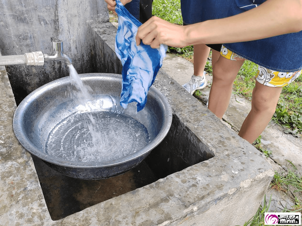 图为甘溪镇学校的同学们进行漂洗布料环节。四川文化网通讯员 郭玲灵 提供