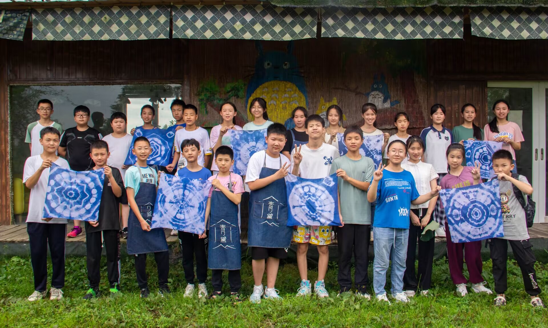 图为甘溪学校学生进行扎染作品展示的合照。四川文化网通讯员张卓冉 提供