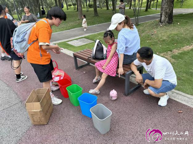 图为B队成员与公园内群众进行垃圾分类小游戏的场景。通讯员 王子聪 供图