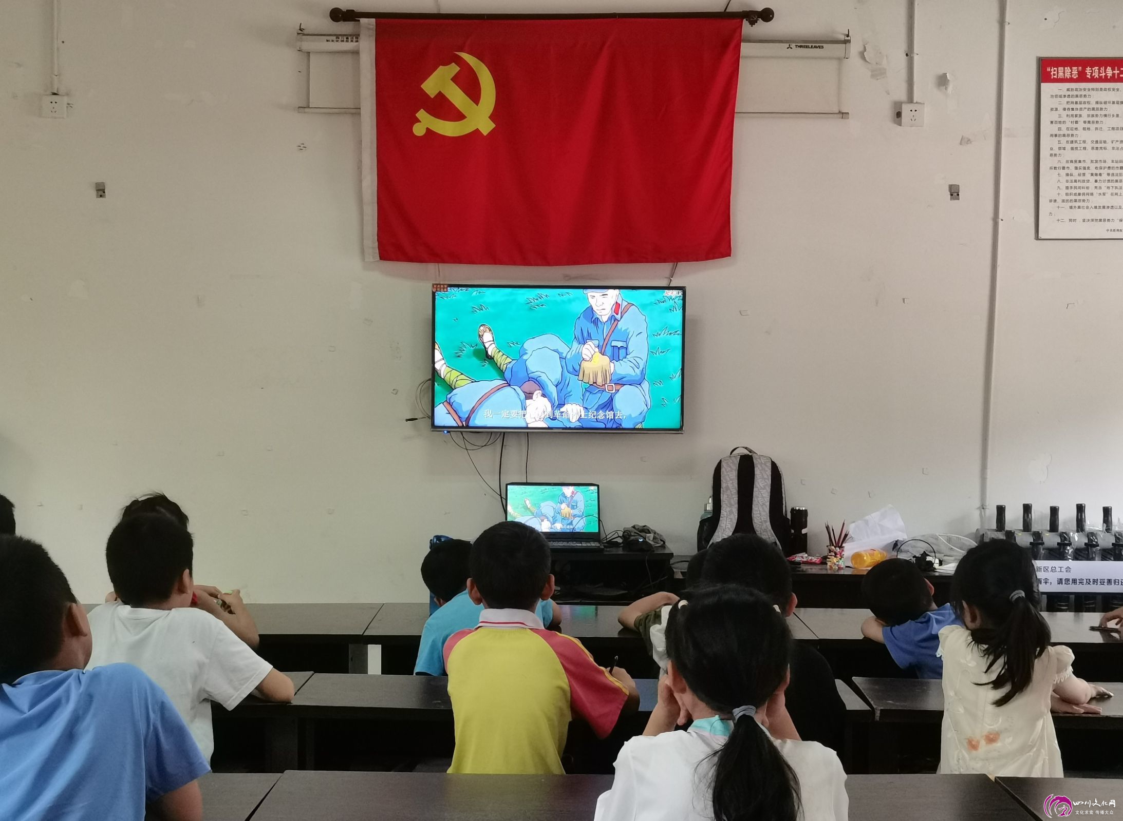 图为孩子们观看视频《金色的鱼钩》。通讯员 钟俞湘摄