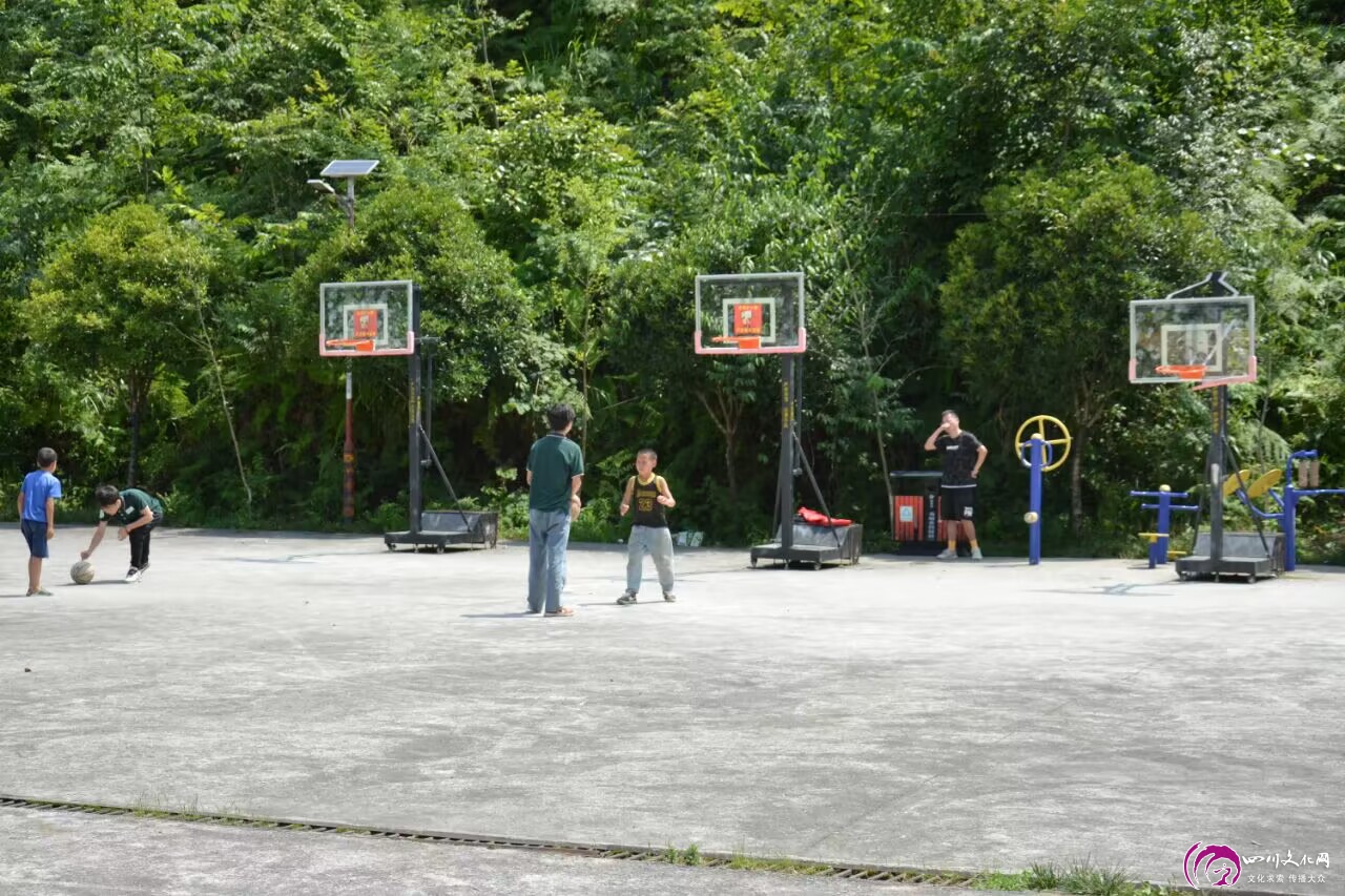 团队成员正在与小朋友们打篮球