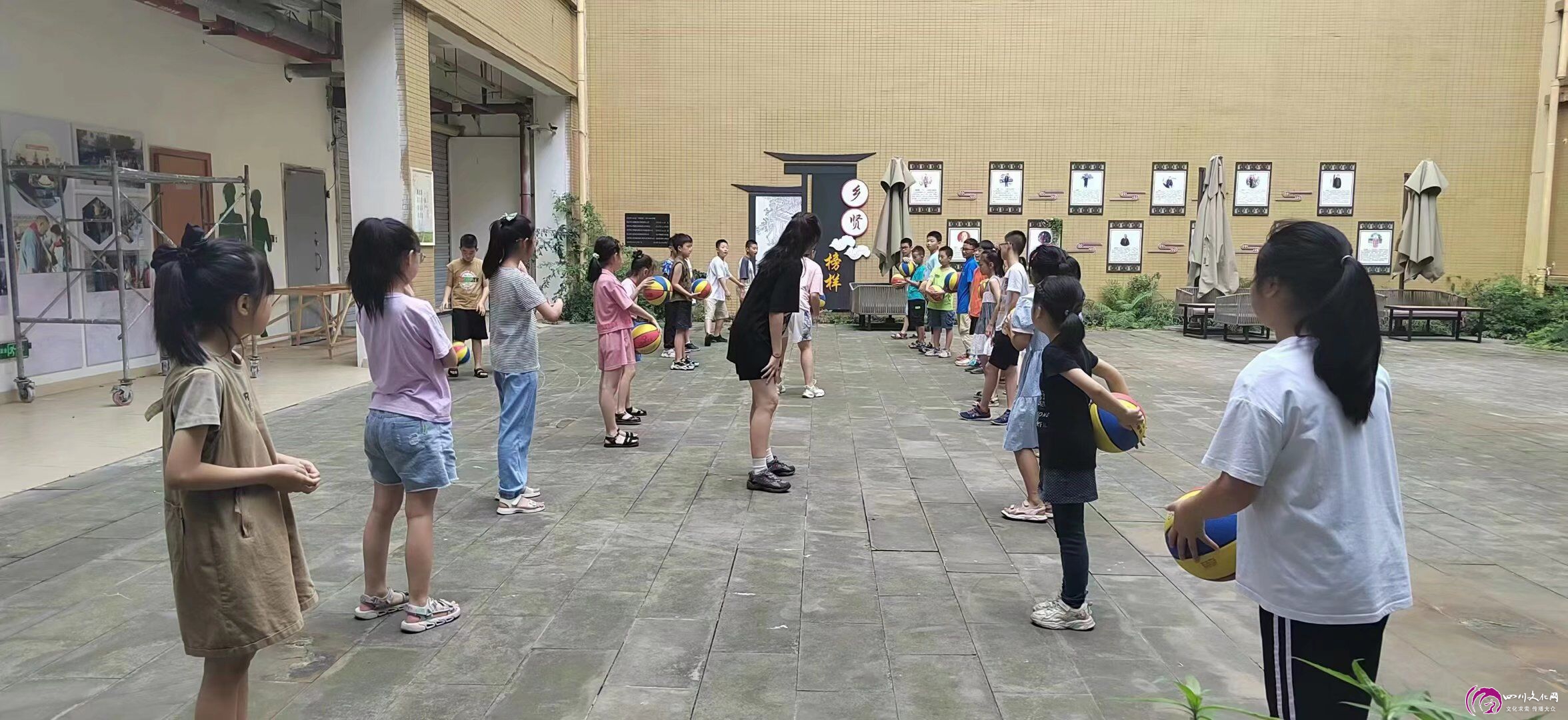 图为小朋友正在上篮球课 四川文化网通讯员 张雪供图