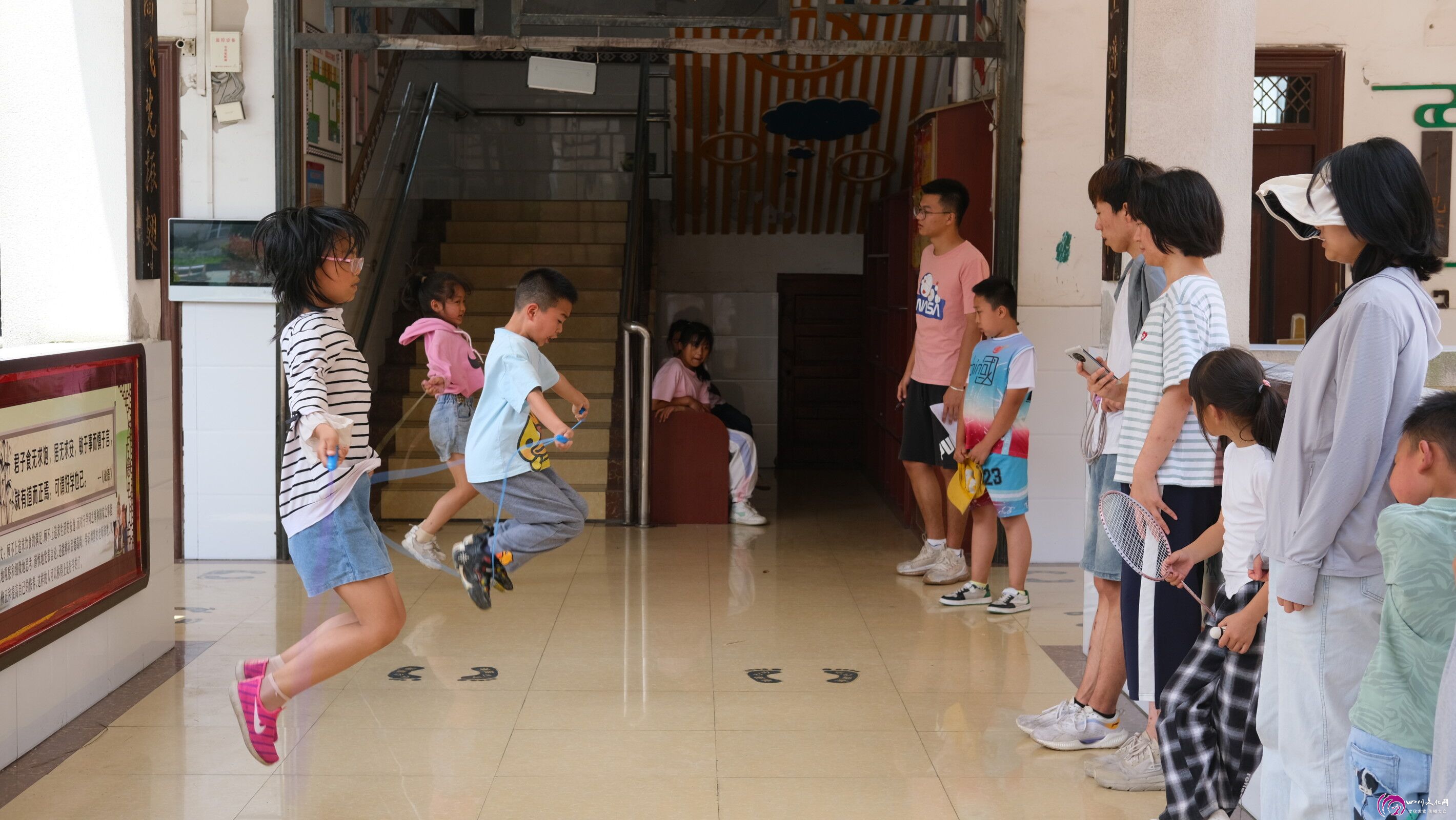 图为儿童们在进行跳绳比赛，支教队老师们在一旁计数和计时 通讯员 谢林玲 提供 
