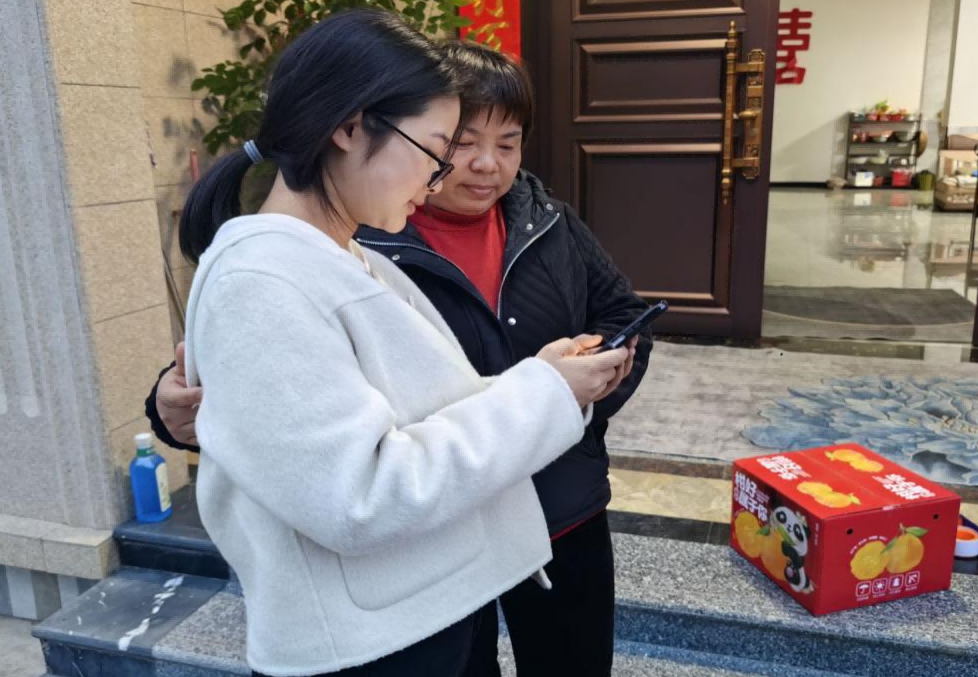 图为实践小队成员进社区宣传食品知识 通讯员 刘雨欣 提供
