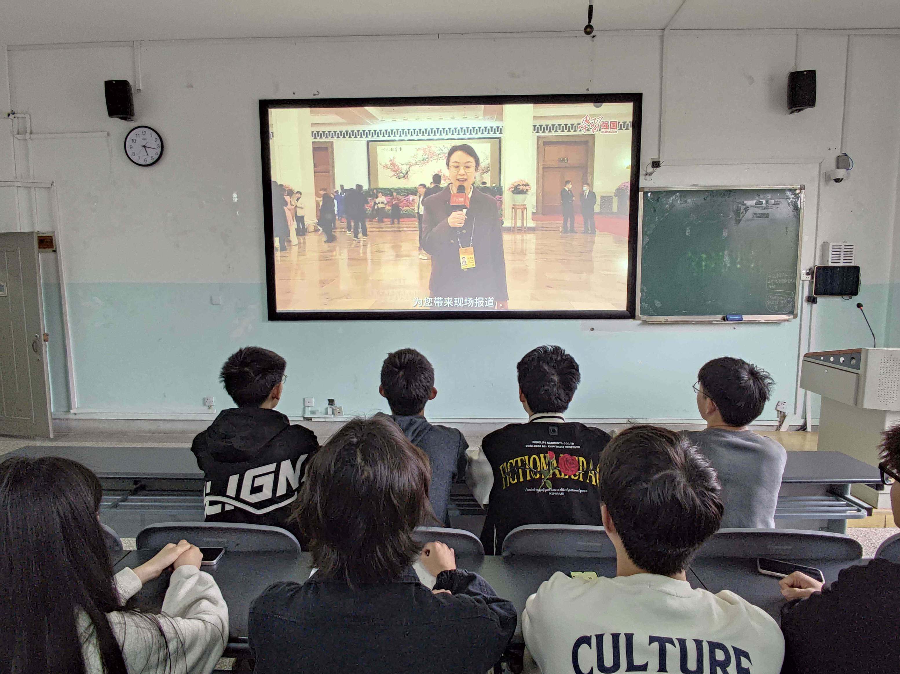 图为小组成员在观看两会相关视频 刘珏睿 供图
