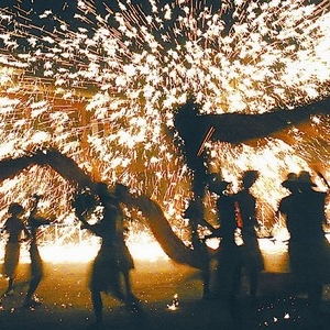 黄龙溪村民表演千年“火龙”欢度“腊八节”