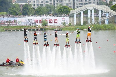 内江甜城湖上特技滑水队员表演“水上飞人”
