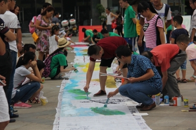 兴文县与四川美院共绘百米长卷纪念抗战胜利70周年