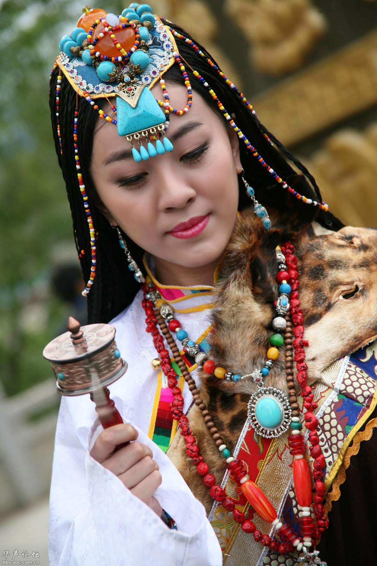 新款藏族服装女藏袍西藏拉萨旅游少数民族风网红旅拍藏式写真服饰-阿里巴巴