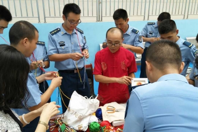 四川文化志愿者带技艺进军营与官兵一起庆祝建军90周年