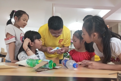 川农大机电学院学生用科学实验激发土桥社区儿童学科兴趣