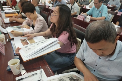 内江市向离退休老干部赠送《江山如画》书画集，共贺新中国成立70周年