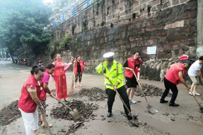 雅安市志愿者参与雅安“8.11”暴雨受灾抢险工作