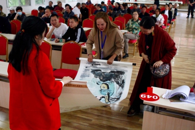 红旗飘飘四川省书画院新都分院大型书画义拍在老年大学隆重举办